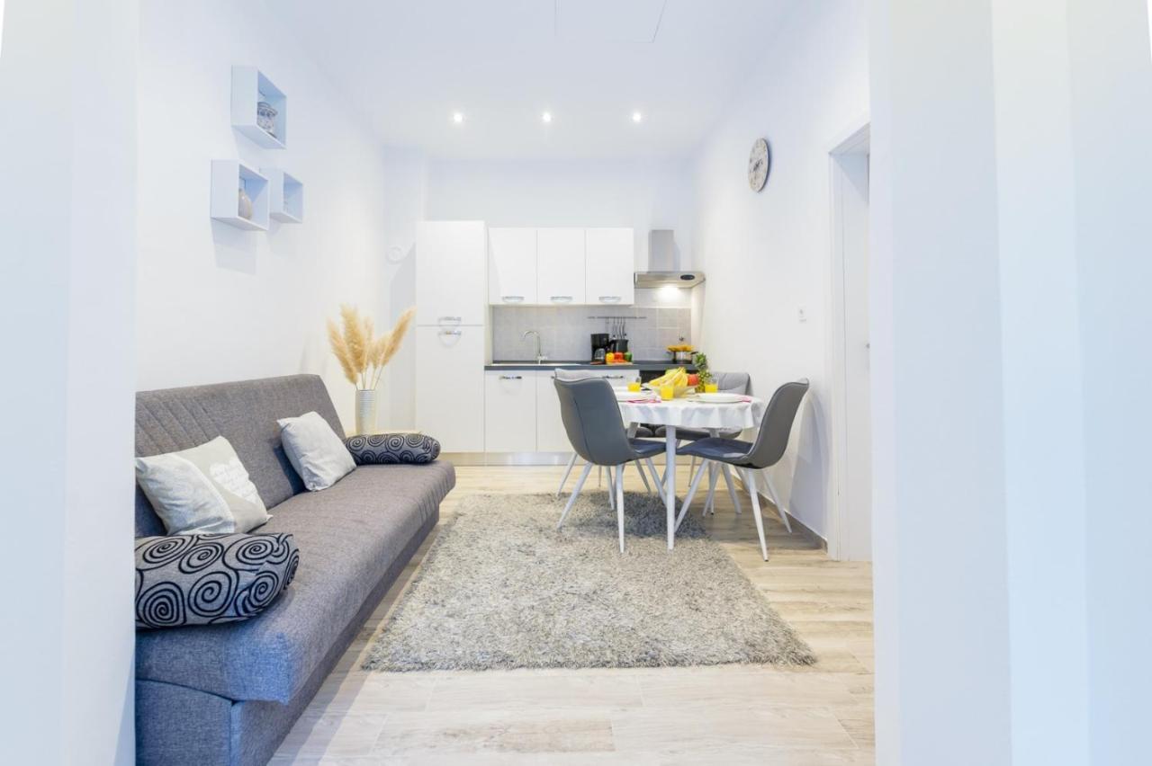 Charming Apartment In Town Center Pula Exterior photo